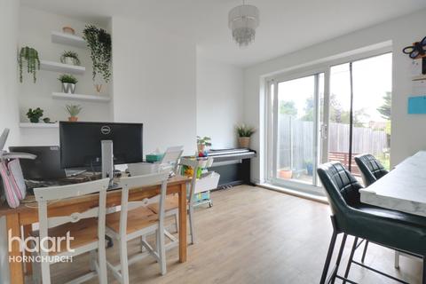 92 Ravenscourt Grove, Hornchurch, RM12 6HH
