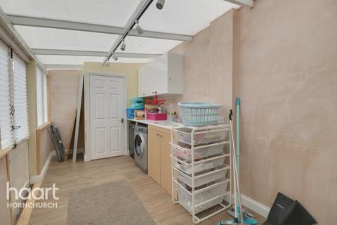 92 Ravenscourt Grove, Hornchurch, RM12 6HH