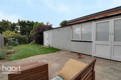 92 Ravenscourt Grove, Hornchurch, RM12 6HH