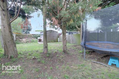 92 Ravenscourt Grove, Hornchurch, RM12 6HH