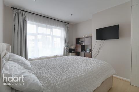 92 Ravenscourt Grove, Hornchurch, RM12 6HH