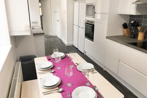 5 bedroom house share to rent - Milburn Rd, Gillingham
