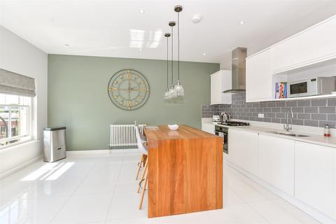 2 bedroom flat for sale, High Street, Tenterden, Kent