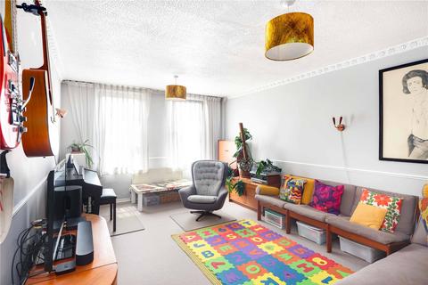 17 Beeston Close, London, E8 2HG