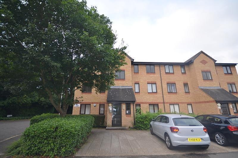 Latimer Drive, Hornchurch, RM12 1 bed flat £900 pcm (£208 pw)