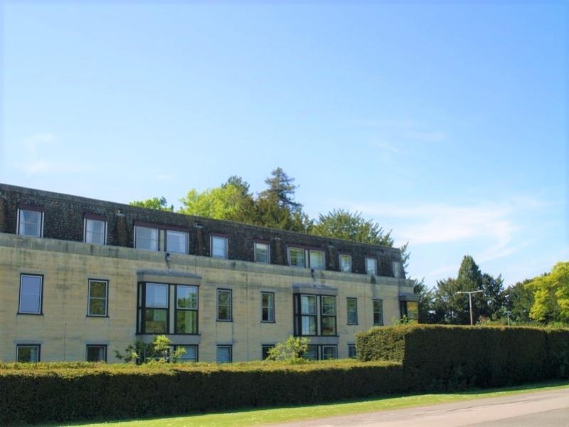 8 Abbey House, Cirencester 2 bed apartment £270,000