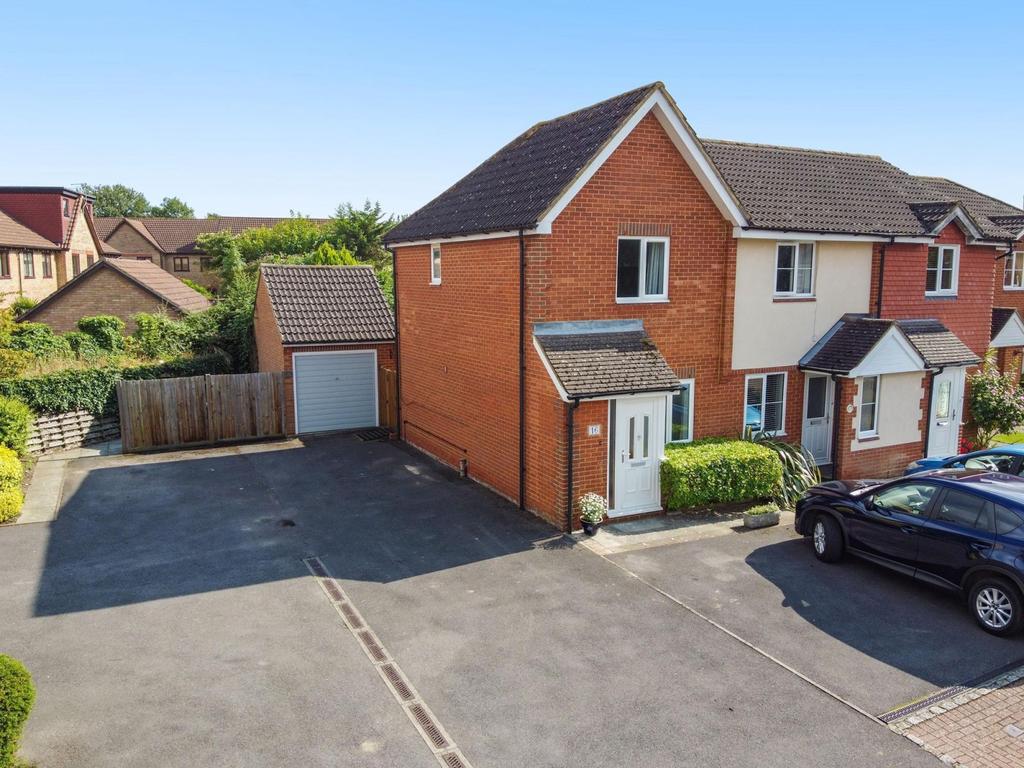 Sullivans Reach, Walton On Thames, KT12 2 bed end of terrace house £450,000