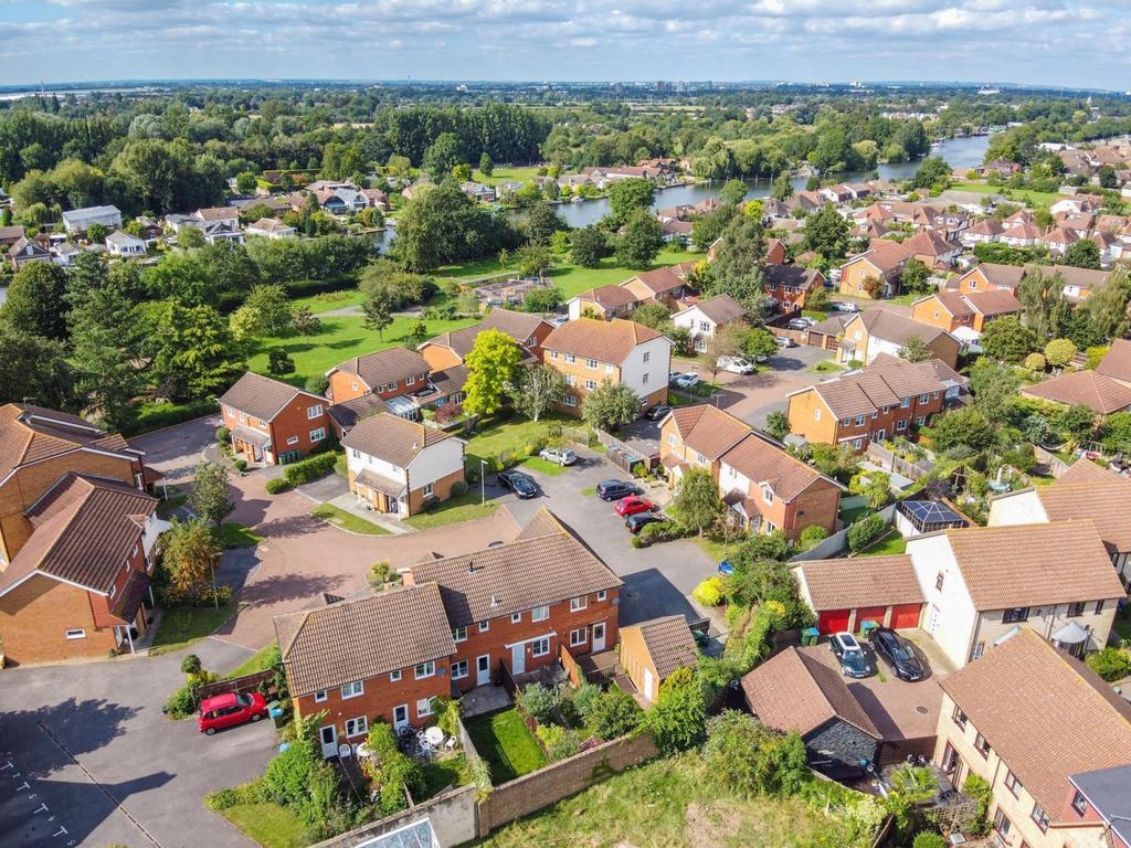 Sullivans Reach, Walton On Thames, KT12 2 bed end of terrace house £450,000