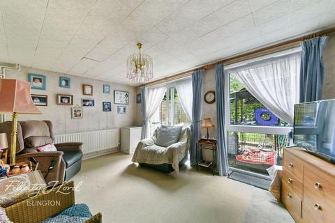 6 Spring Gardens, London, N5 2DT
