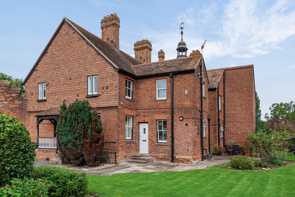 Straight Road, Old Windsor, SL4 1 bed £975 pcm (£225 pw)
