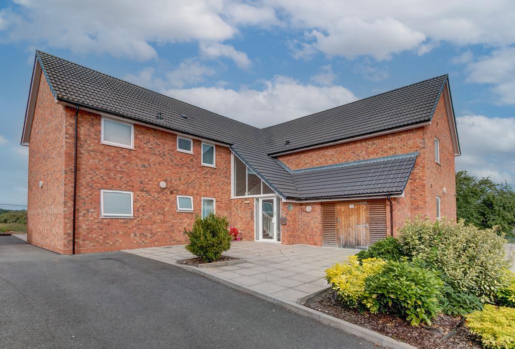 Cedar Park Road, Batchley, Redditch B97 6DN 2 bed ground floor flat £