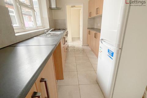 2 bedroom terraced house to rent, Myrtle Avenue, Nottingham