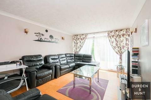 10 Friston Path, Chigwell, IG7 4BW