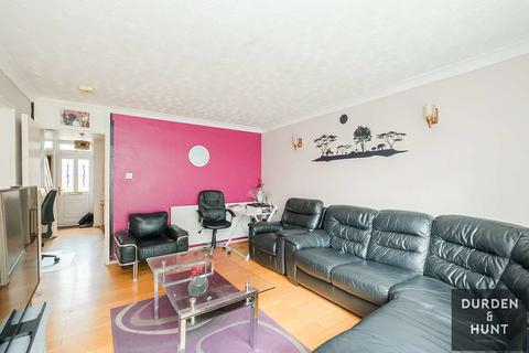 10 Friston Path, Chigwell, IG7 4BW