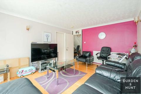 10 Friston Path, Chigwell, IG7 4BW