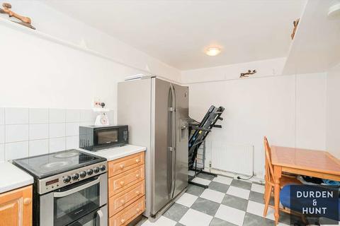 10 Friston Path, Chigwell, IG7 4BW
