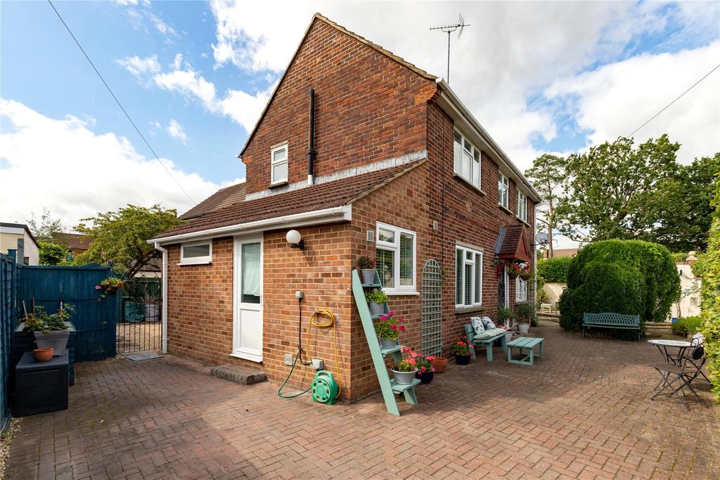 Waterloo Crescent, Wokingham... 3 bed semidetached house £475,000