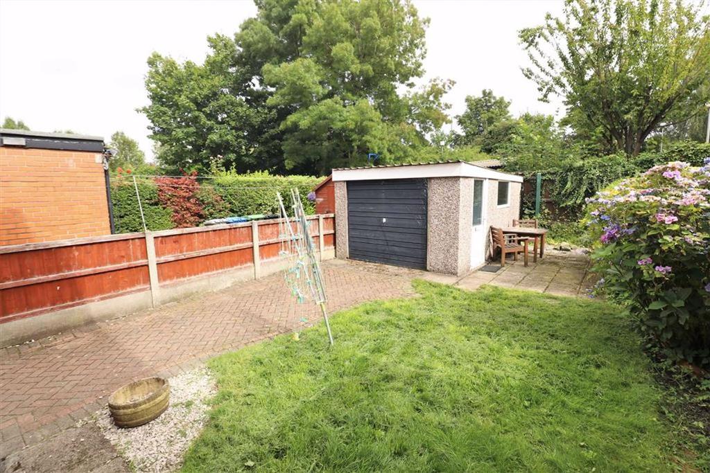 Strathmere Avenue, Stretford, Manchester, M32 2 bed semidetached house