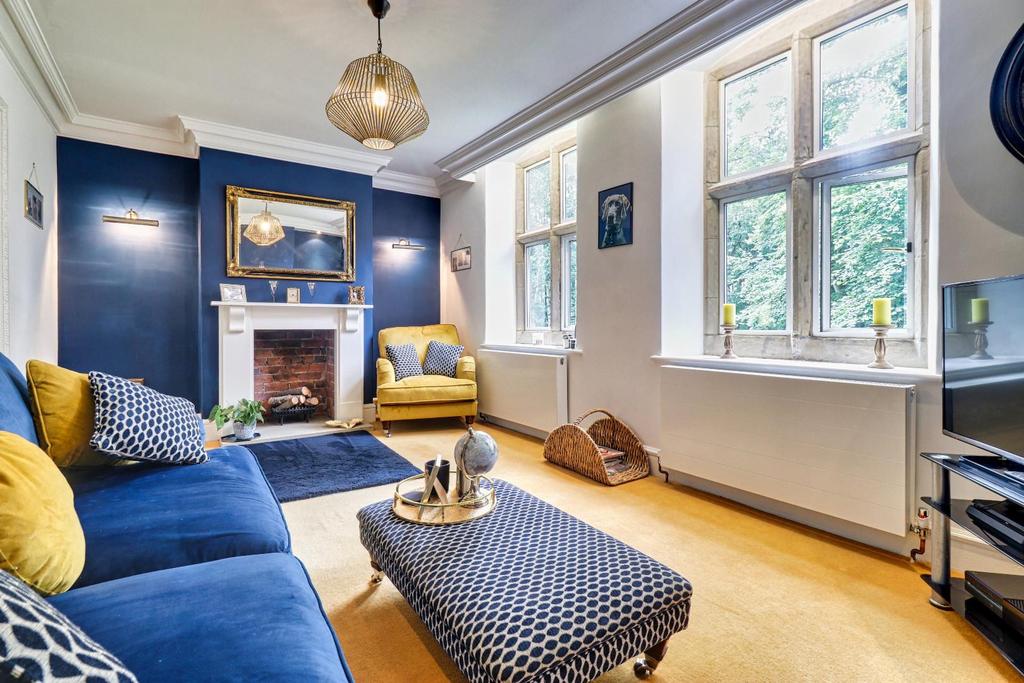 Woodlands Drive, Rawdon 3 bed character property £360,000