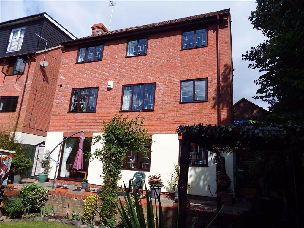 Barham Road, Stevenage, Hertfordshire, SG2 5 bed detached house £645,000