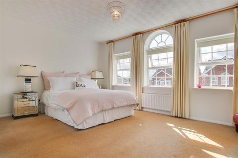 12 Cattlins Close, Cheshunt, Waltham Cross, EN7 5RD