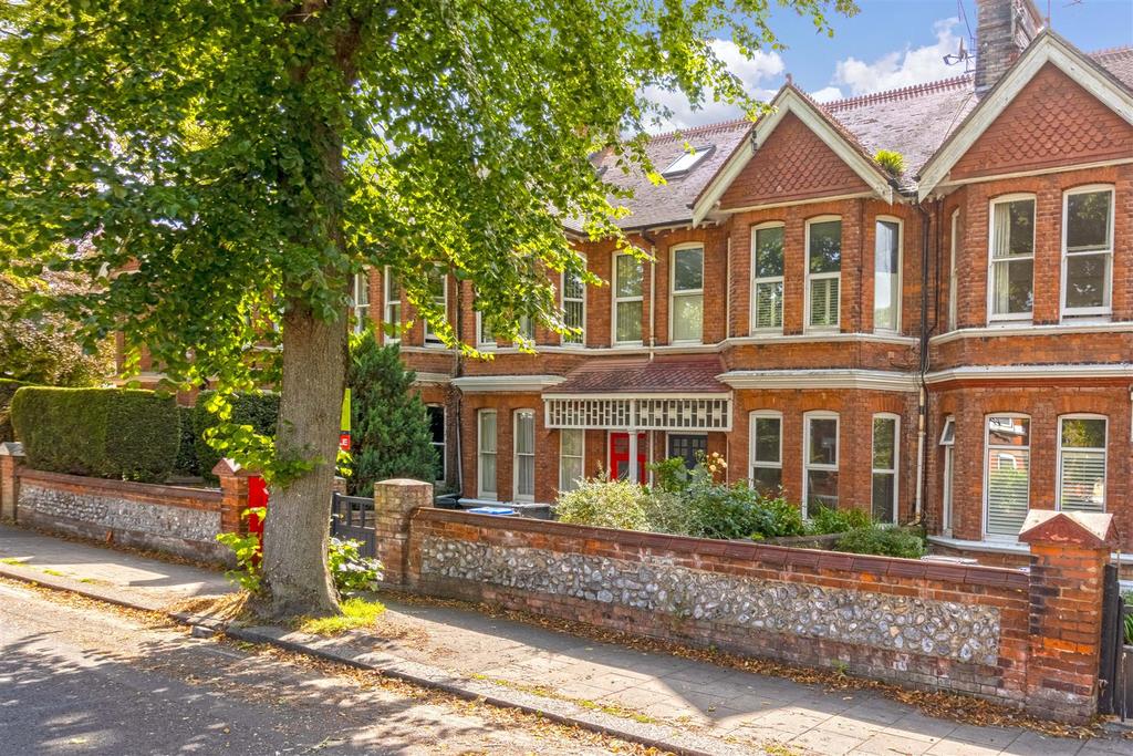 Heene Road, Worthing 2 bed flat for sale £275,000