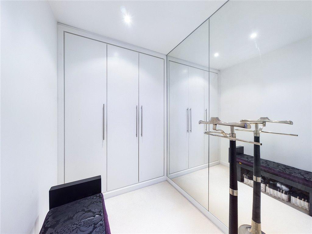 Walk-In Wardrobe