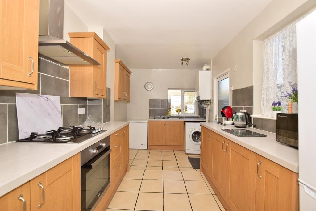 Livingstone Road Gillingham ME7 4 bed terraced house £1,100 pcm (£254 pw)