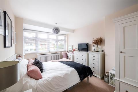25 Sandcross Lane, Reigate, RH2 8EJ