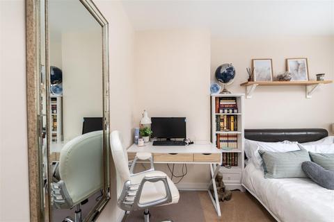 25 Sandcross Lane, Reigate, RH2 8EJ