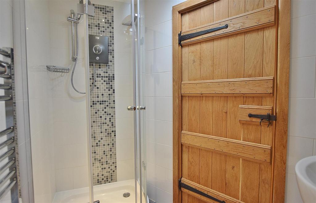 Master Ensuite.JPG