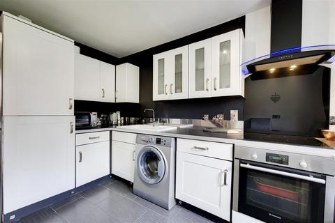 10 Phoenix Close, London, E17 5YD