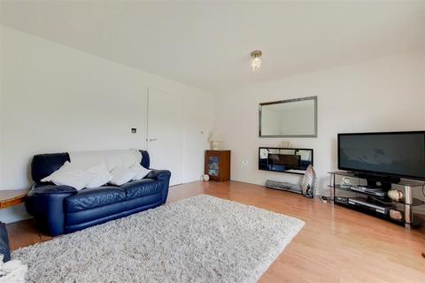 10 Phoenix Close, London, E17 5YD