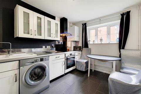 10 Phoenix Close, London, E17 5YD