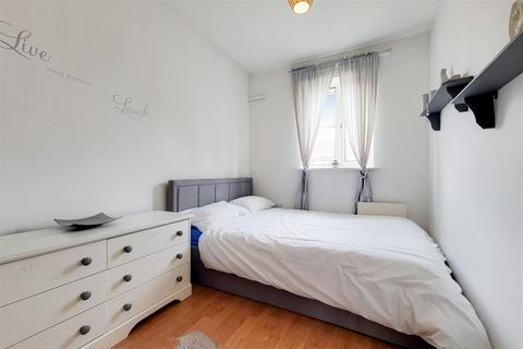 10 Phoenix Close, London, E17 5YD