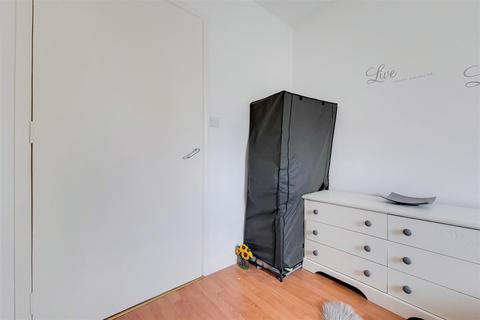 10 Phoenix Close, London, E17 5YD