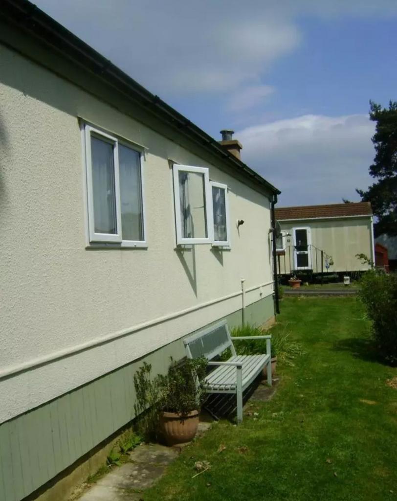 St. Brelades Court, Crouch House Road, Edenbridge 1 bed bungalow for