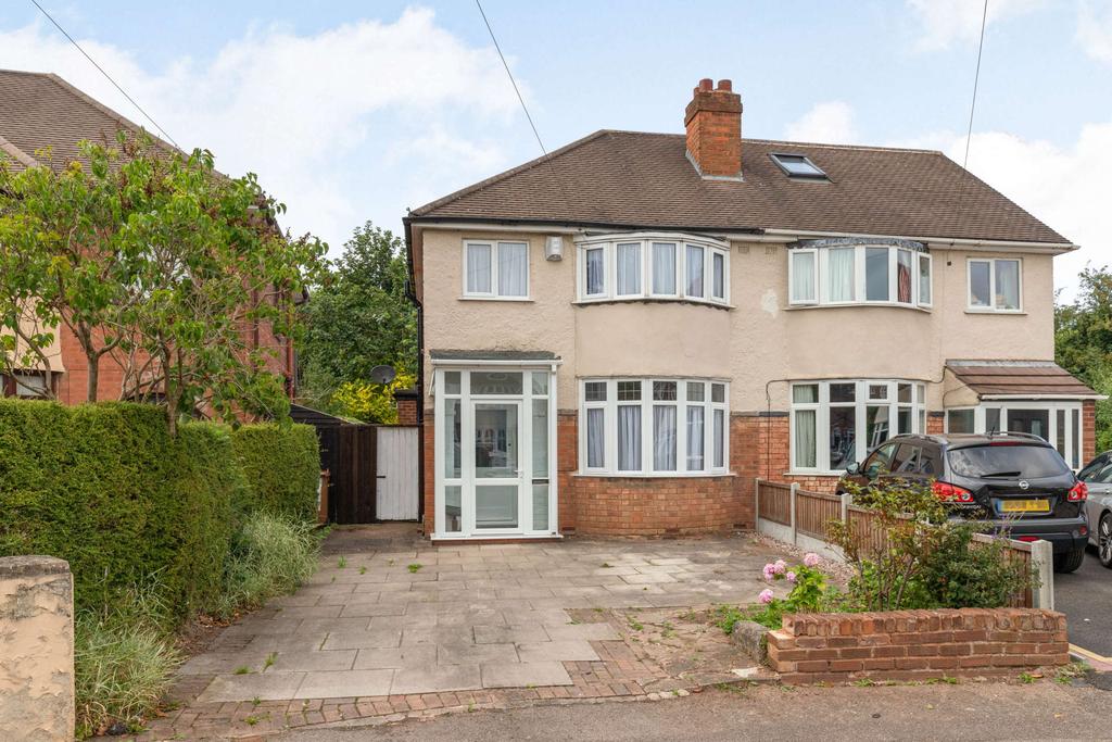 Lyn Avenue, Lichfield, Staffordshire 3 bed semidetached house for sale