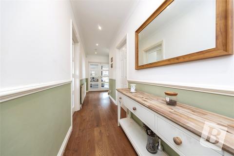 28c Cardinal Way, Rainham, RM13 9RB