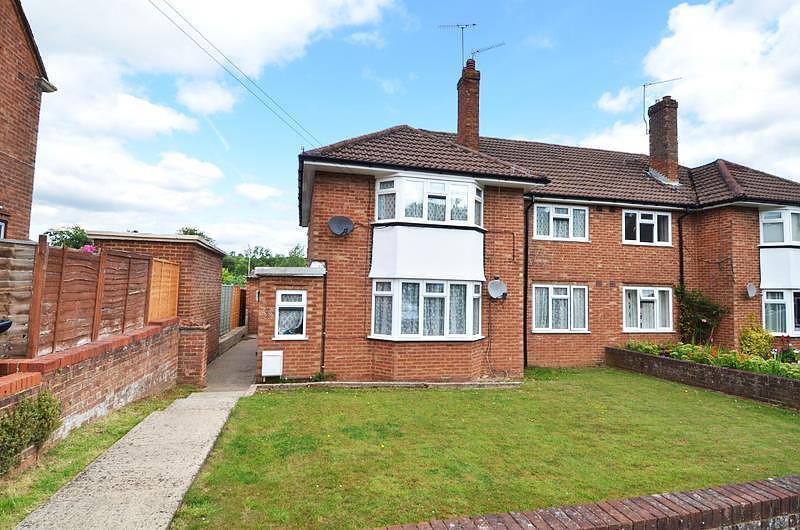 Larkfield Close, High Buckinghamshire, HP13 2 bed apartment