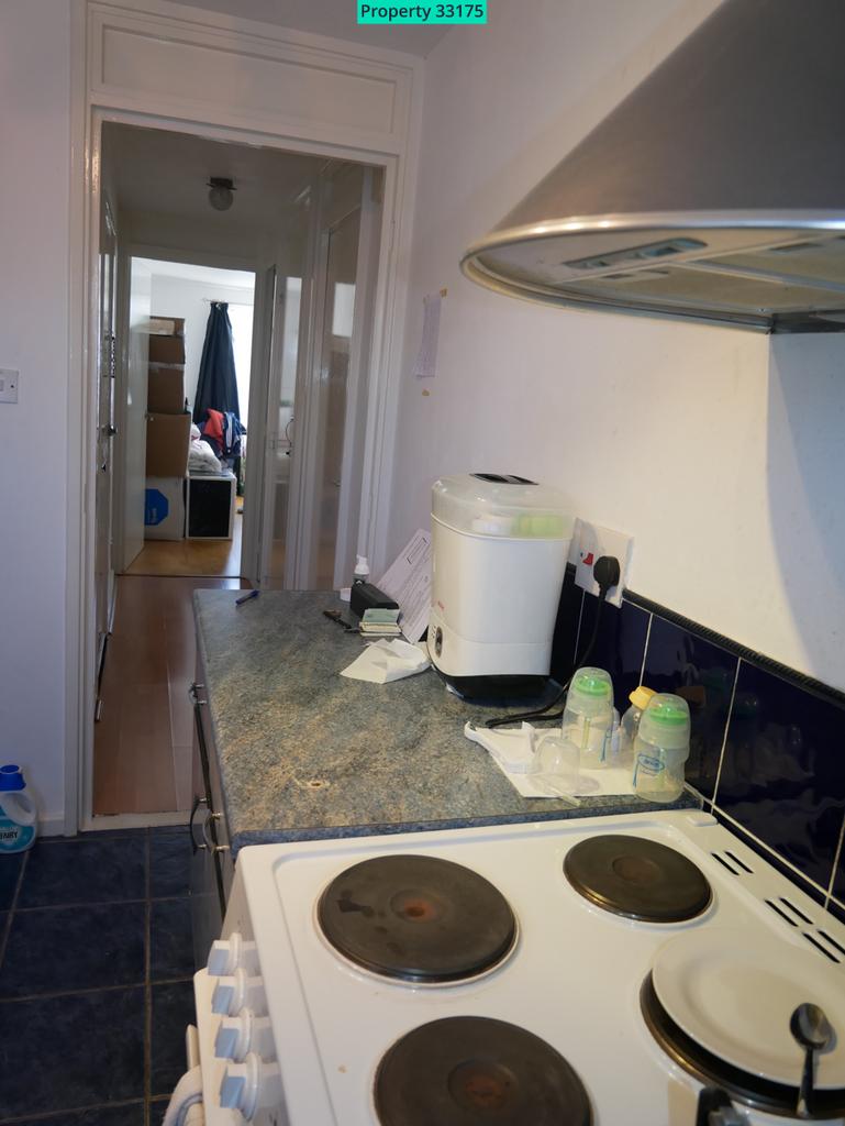 Kitchen, now has new cooker (not the one in the ph