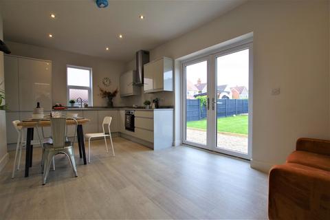 33 Heathfield Road, Uttoxeter, ST14 7JN