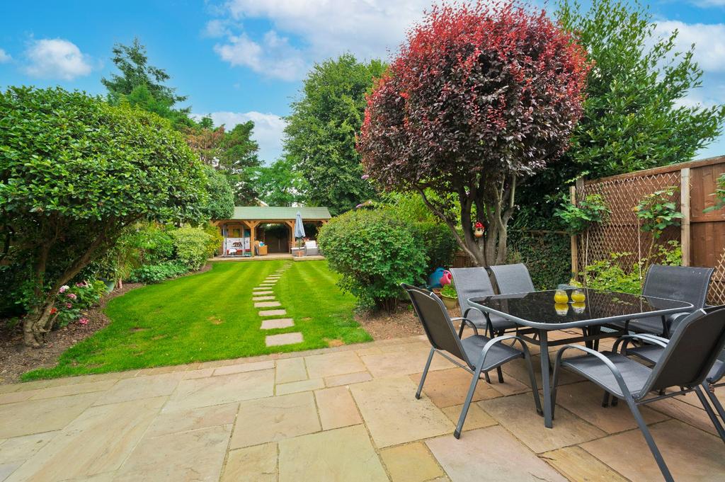 Imber Grove, Esher, Surrey, KT10 4 bed detached house - £1,200,000