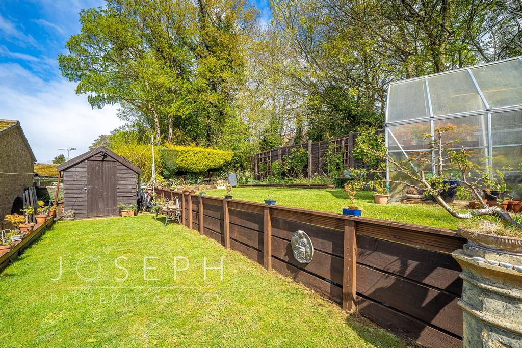 Furness Close, Ipswich, IP2 3 bed end of terrace house £250,000