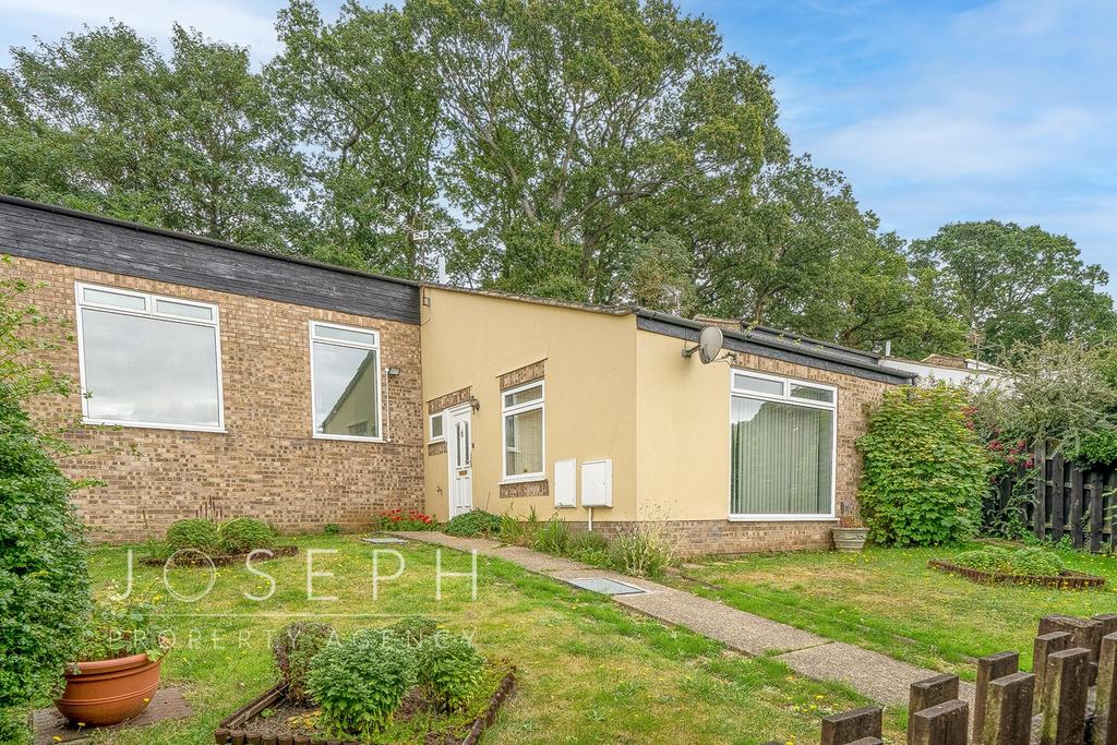 Furness Close, Ipswich, IP2 3 bed end of terrace house £250,000