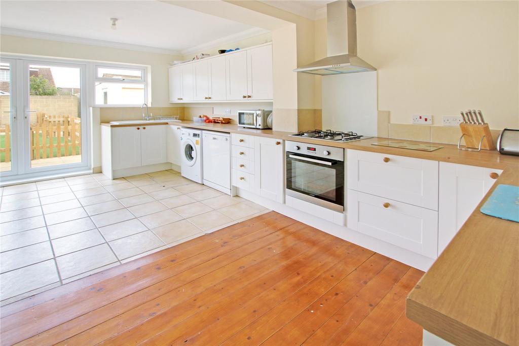 Queensfield, Stratton, Swindon, Wiltshire, SN2 3 bed bungalow £300,000