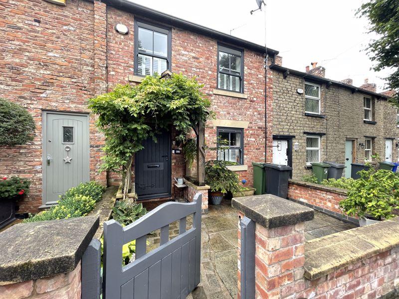 Stockport Road, Gee Cross, Hyde, SK14 3 bed terraced house £300,000