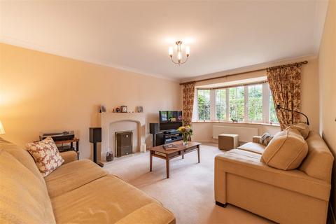6 Edwin Close, Cawston, Rugby, CV22 7FA
