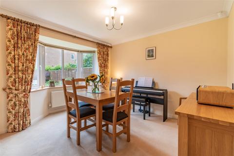 6 Edwin Close, Cawston, Rugby, CV22 7FA