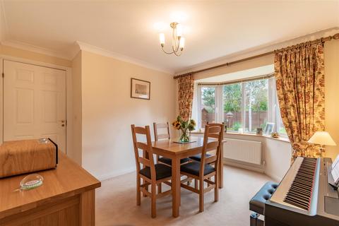 6 Edwin Close, Cawston, Rugby, CV22 7FA